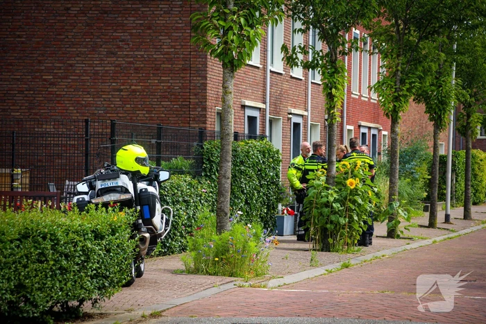 Politie doet onderzoek in woning naar overleden persoon