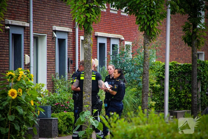Politie doet onderzoek in woning naar overleden persoon