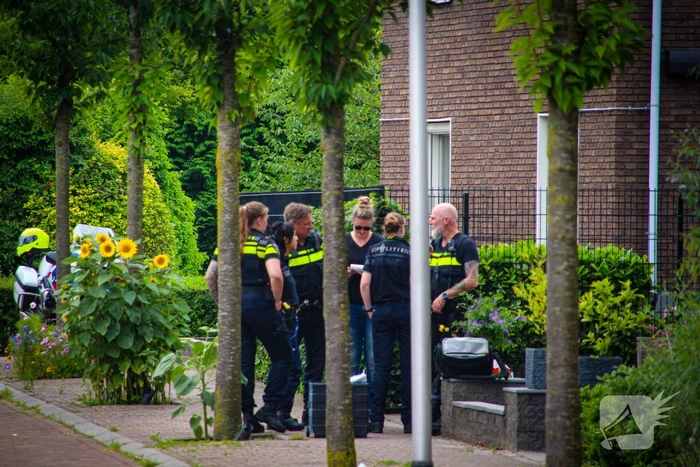 Politie doet onderzoek in woning naar overleden persoon
