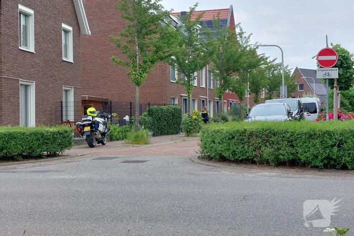 Politie doet onderzoek in woning naar overleden persoon