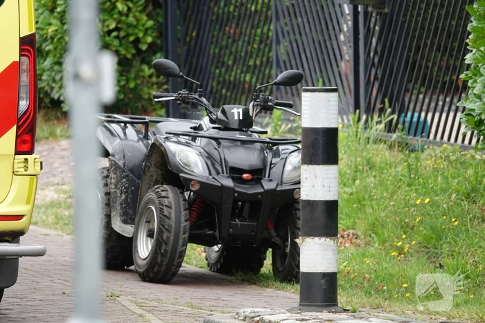Quadbestuurder rijdt tegen paal en raakt gewond