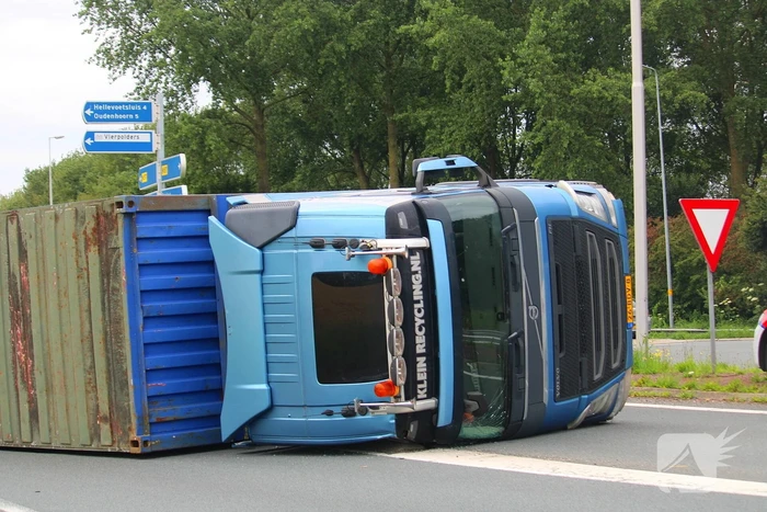 Vrachtwagenchauffeur verliest macht over stuur en belandt op zijkant