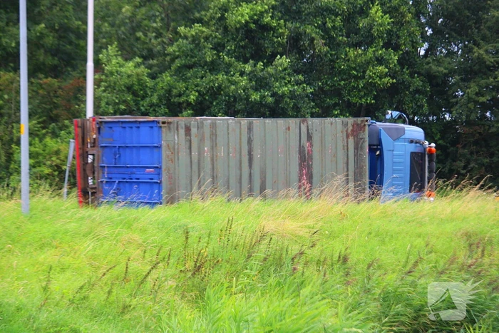 Vrachtwagenchauffeur verliest macht over stuur en belandt op zijkant
