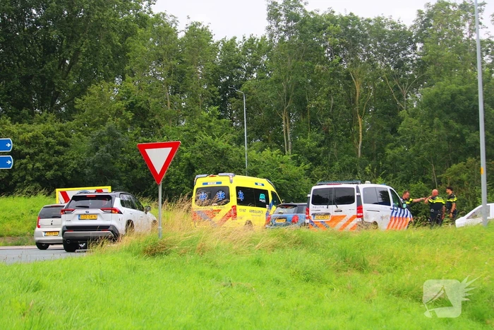 Vrachtwagenchauffeur verliest macht over stuur en belandt op zijkant