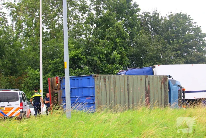 Vrachtwagenchauffeur verliest macht over stuur en belandt op zijkant