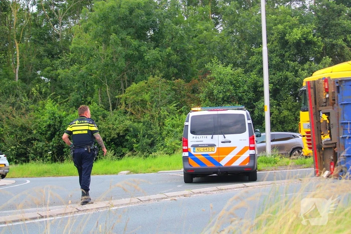 Vrachtwagenchauffeur verliest macht over stuur en belandt op zijkant