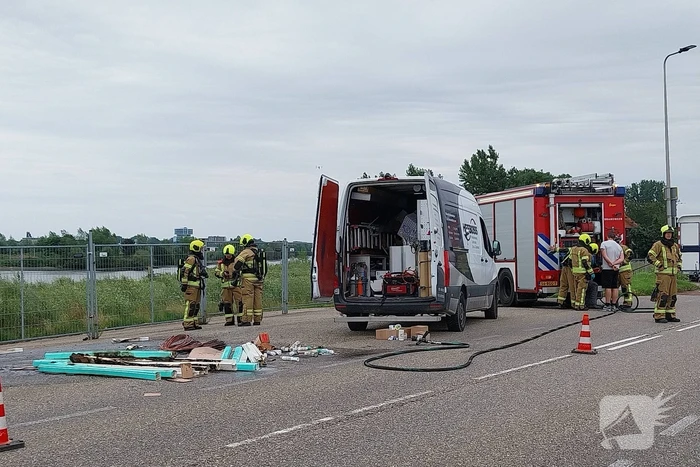 Brandweer ingezet voor brandend materiaal in bestelbus