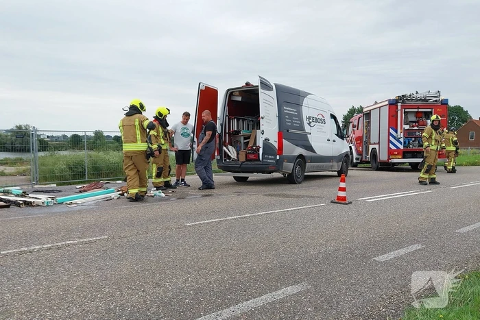 Brandweer ingezet voor brandend materiaal in bestelbus