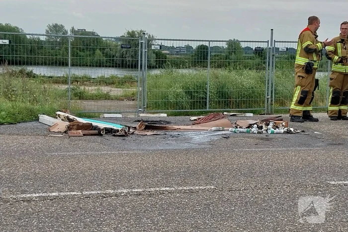 Brandweer ingezet voor brandend materiaal in bestelbus
