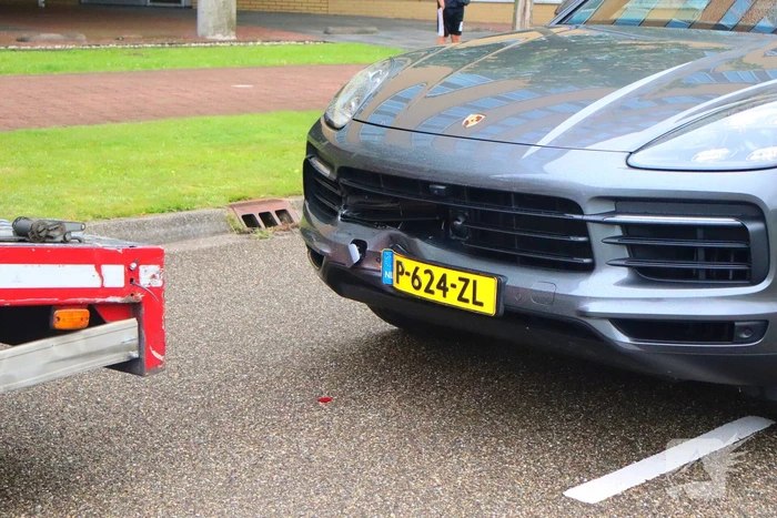 Porsche bestuurder klapt achterop auto ambulance