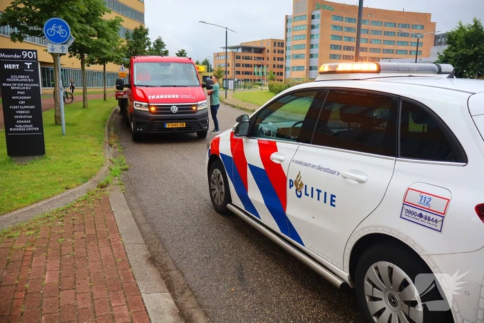 Porsche bestuurder klapt achterop auto ambulance
