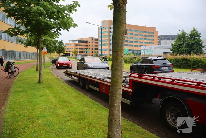 Porsche bestuurder klapt achterop auto ambulance