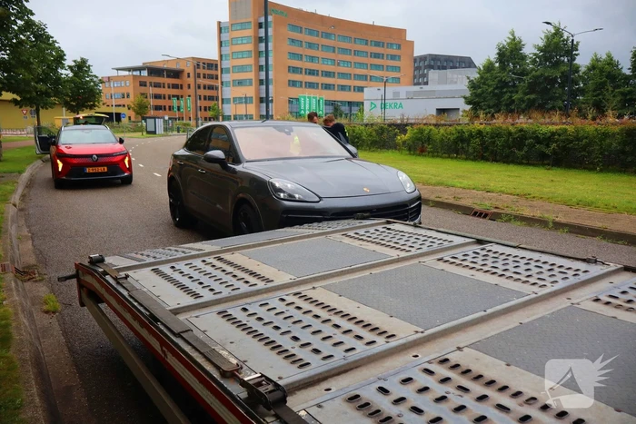 Porsche bestuurder klapt achterop auto ambulance