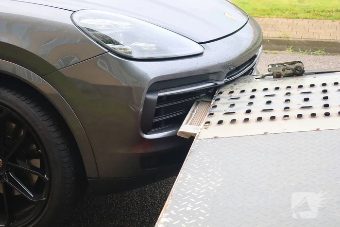 Porsche bestuurder klapt achterop auto ambulance