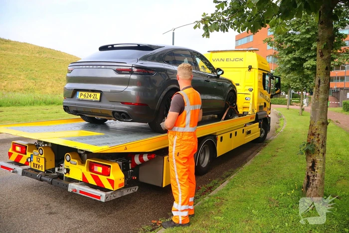 Porsche bestuurder klapt achterop auto ambulance