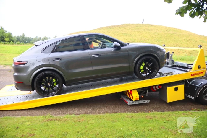 Porsche bestuurder klapt achterop auto ambulance