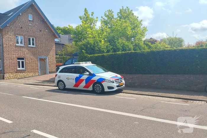 Fietsers geschept in bocht door noodstop van auto met caravan