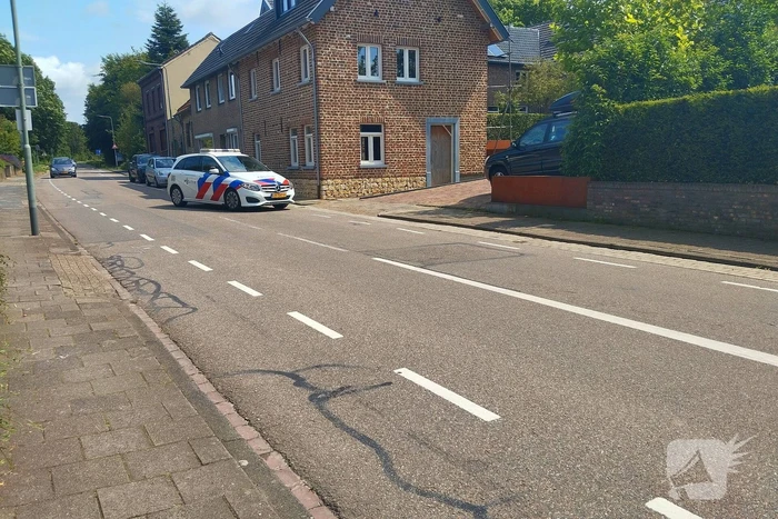 Fietsers geschept in bocht door noodstop van auto met caravan