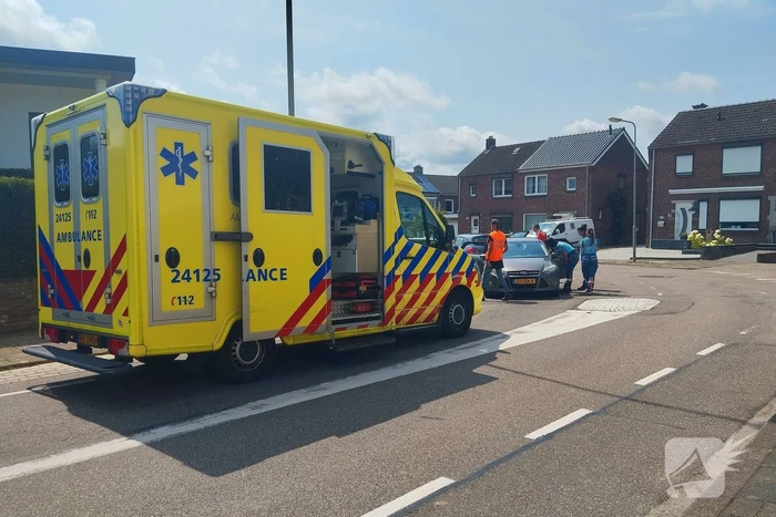 Fietsers geschept in bocht door noodstop van auto met caravan