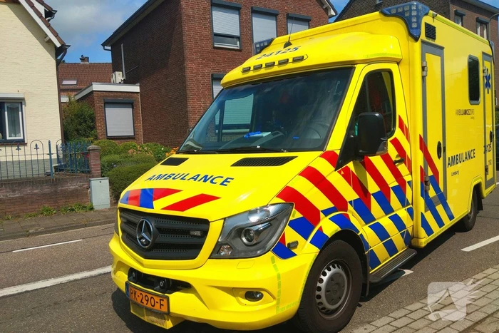 Fietsers geschept in bocht door noodstop van auto met caravan