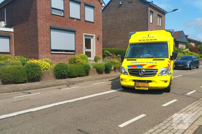 Fietsers geschept in bocht door noodstop van auto met caravan