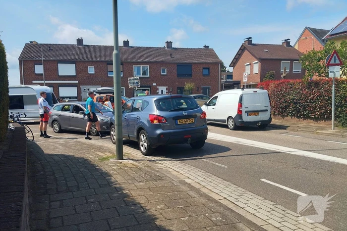 Fietsers geschept in bocht door noodstop van auto met caravan