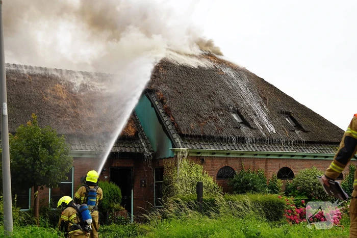 Stolpboerderij verwoest door uitslaande brand