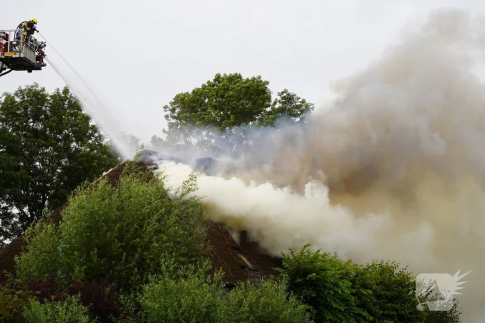 Stolpboerderij verwoest door uitslaande brand