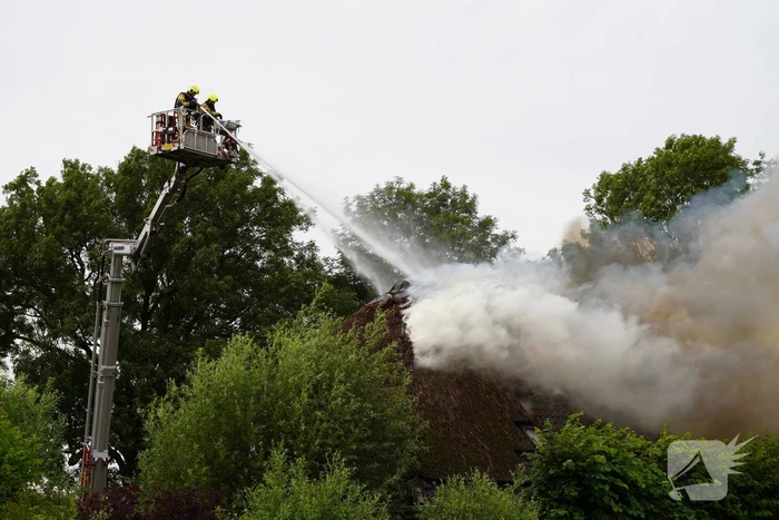 Stolpboerderij verwoest door uitslaande brand