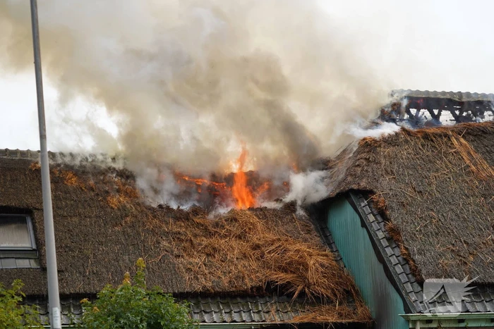 Stolpboerderij verwoest door uitslaande brand