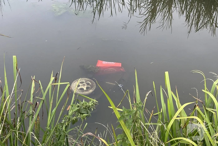 Persoon op scootmobiel raakt te water