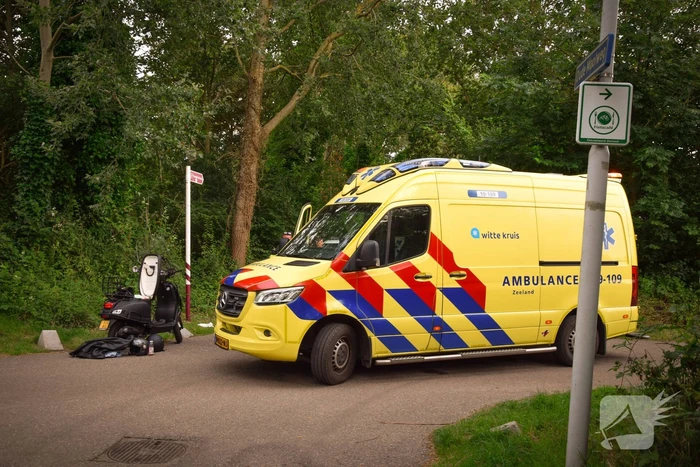 Scooter met twee opzittenden aangereden door automobilist