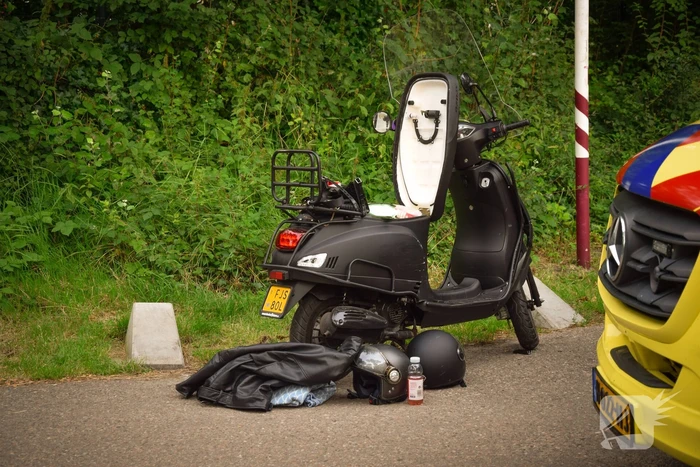 Scooter met twee opzittenden aangereden door automobilist