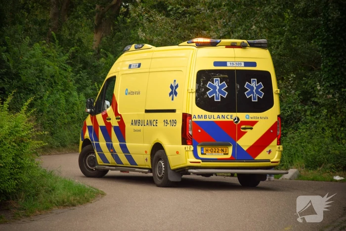 Scooter met twee opzittenden aangereden door automobilist