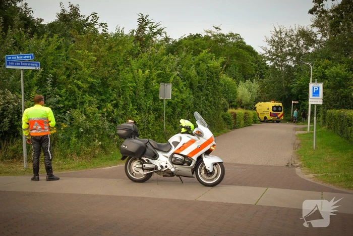 Scooter met twee opzittenden aangereden door automobilist