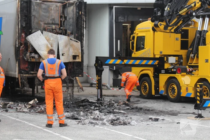 Berging uitgebrande vrachtwagens in volle gang