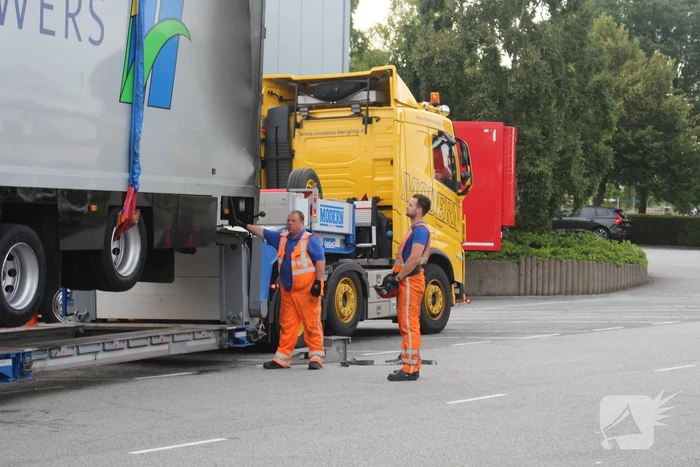 Berging uitgebrande vrachtwagens in volle gang