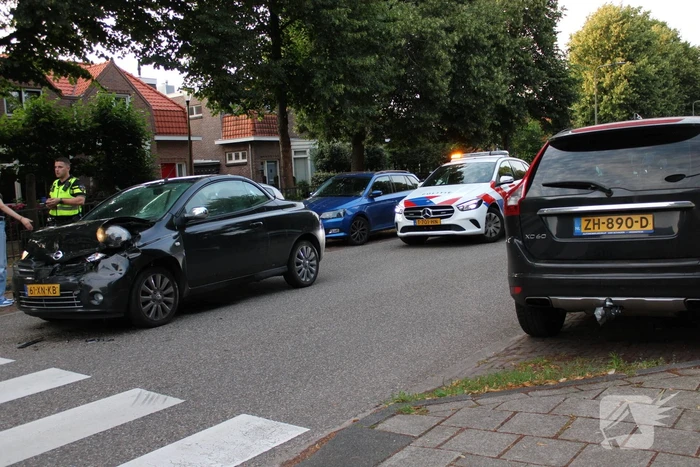 Automobilist klapt achterop voorganger die remt voor zebrapad