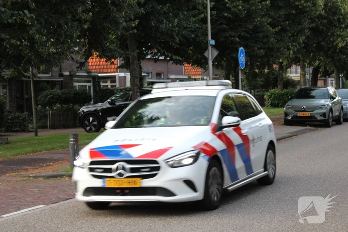 Automobilist klapt achterop voorganger die remt voor zebrapad