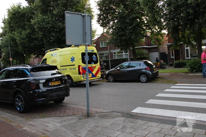 Automobilist klapt achterop voorganger die remt voor zebrapad