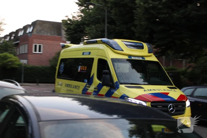 Automobilist klapt achterop voorganger die remt voor zebrapad