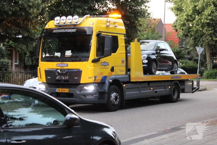 Automobilist klapt achterop voorganger die remt voor zebrapad