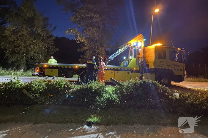 Automobilist belandt met voertuig op op zijn kop
