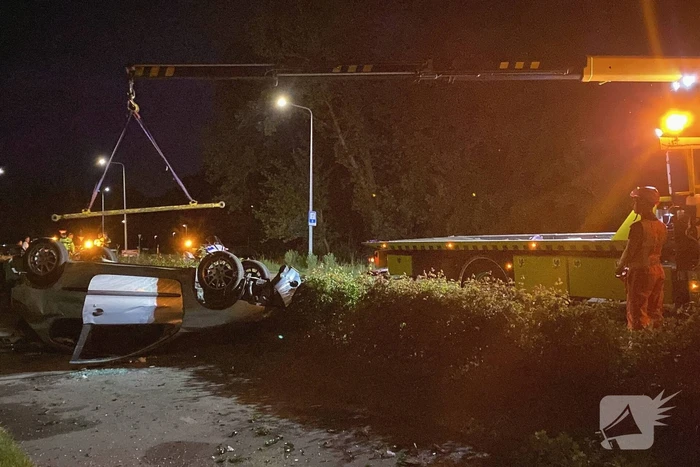 Automobilist belandt met voertuig op op zijn kop