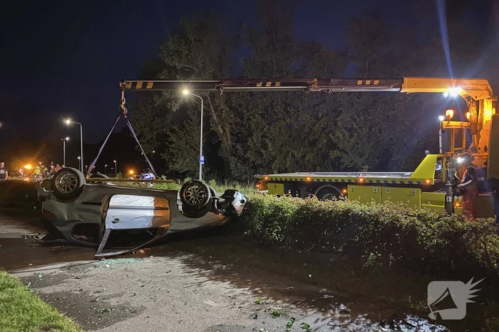 Automobilist belandt met voertuig op op zijn kop