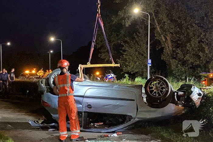 Automobilist belandt met voertuig op op zijn kop