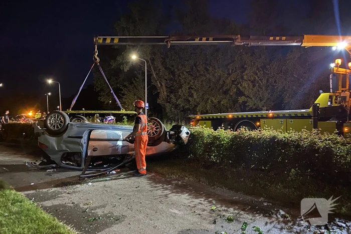 Automobilist belandt met voertuig op op zijn kop