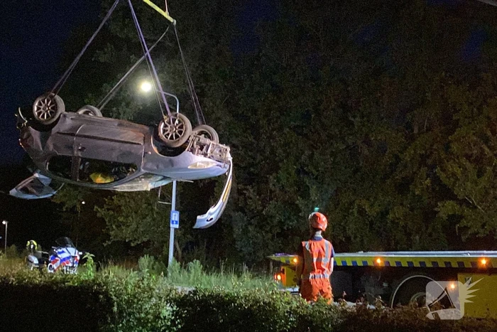 Automobilist belandt met voertuig op op zijn kop