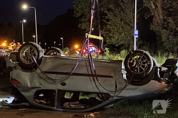 Automobilist belandt met voertuig op op zijn kop