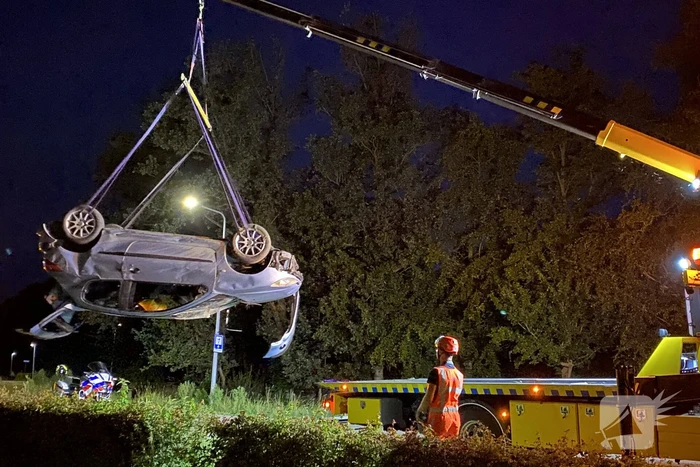 Automobilist belandt met voertuig op op zijn kop